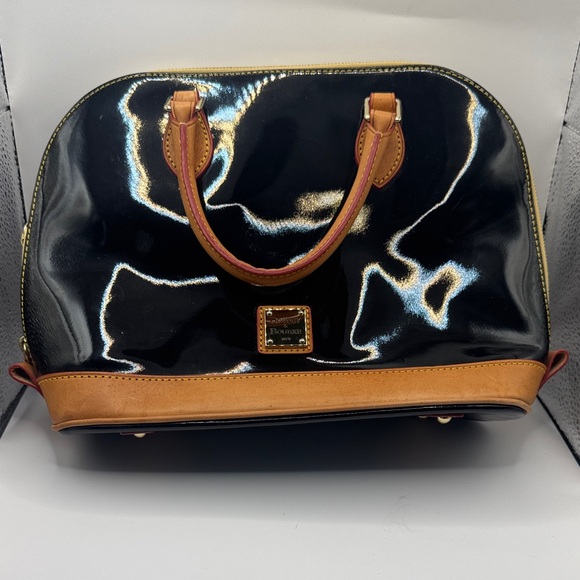 🖤 Dooney & Bourke Black Patent Leather Shoulder Bag w/ Red Interior – Gorgeous - Picture 1 of 8